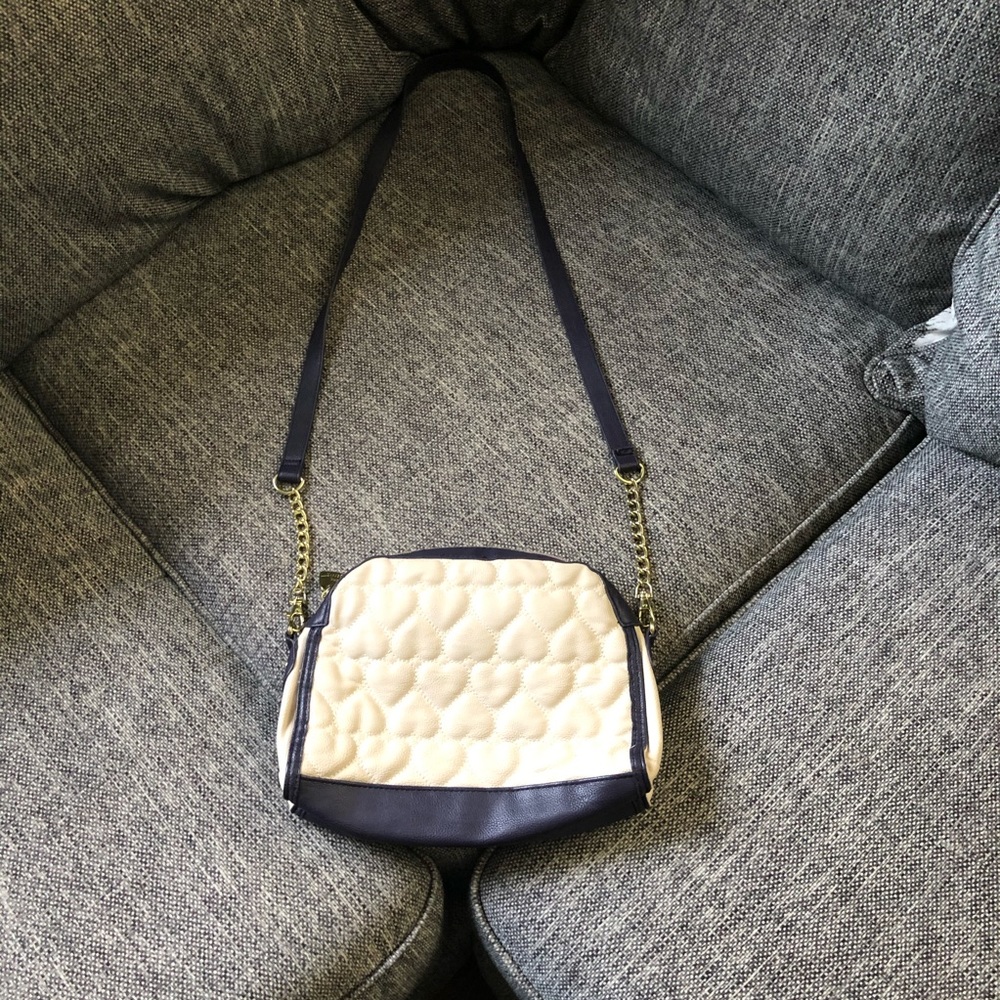 Betsey Johnson Quilted Heart Bow Crossbody/Purse - Picture 4 of 7
